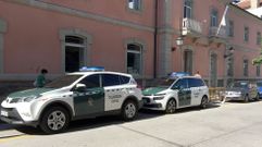Los coches patrulla en los que los detenidos fueron trasladados al juzgado de Monforte, aparcados frente al edificio el 12 de septiembre del 2018, a la espera de que terminasen su declaraci�n judicial