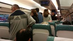 Viajeros de pie en un tren Avant