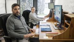 Jaume Als y Coco Trujillo trabajan desde su casa en el pueblo de Castieira, en Montederramo.