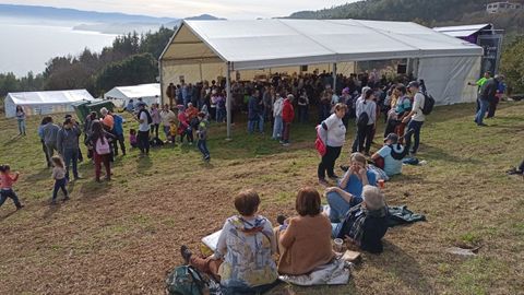 Varios grupos de romeros, a media maana, en el campo situado junto a la capilla, con magnficas vistas