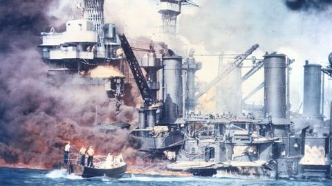 Im�genes de la US Navy de los barcos ardiendo y hundi�ndose tras el ataque nip�n en Pearl Harbor.