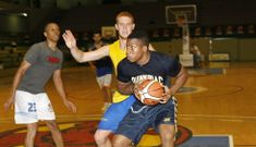 Azotam (con el bal�n), presionado por Medori durante un entrenamiento en A Ra�a. 