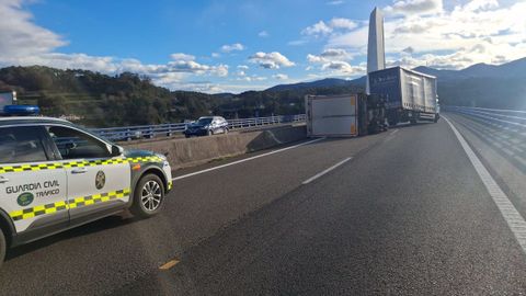 Volcado del cami�n esta ma�ana en Navia