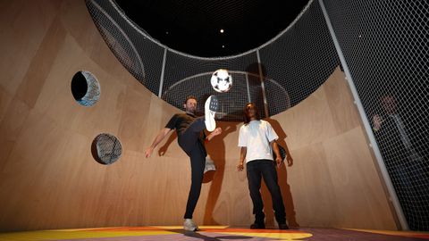 Exhibicin inmersiva 'Football City, Art United', Juan Mata y Edgar Davids