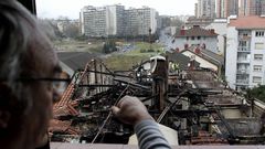 Un vecino observa los daños causados por un incendio en Pasaia (Gipuzkoa), que ha obligado a desalojar cuatro bloques de viviendas del distrito de Trintxerpe, dos de los cuales podrían correr peligro de derrumbe