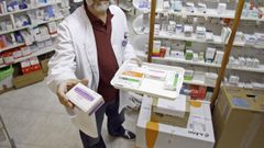 Bandeja de medicamentos genricos en una rebotica de una oficina de farmacia.