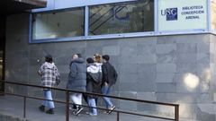 En una imagen de archivo, estudiantes entrando en la biblioteca Concepci�n Arenal de la USC, conocida popularmente como la Conchi