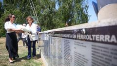 La fiscala de Memoria Democr�tica, Dolores Delgado, a la derecha de la imagen, este martes en la ofrenda floral en Canido.