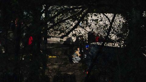 Los servicios de Emergencias y la Guardia Civil en el lugar donde dos trabajadores han fallecido este viernes en un accidente registrado en el interior de una mina subterr�nea de Cangas del Narcea, en el suroccidente asturiano