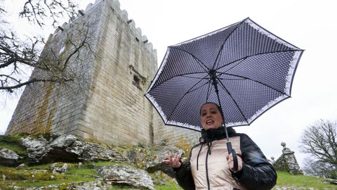 Cristina Barreiro, junto a la Torre de Narla