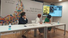 Las autoridades viendo un video sobre la Semana de Cine