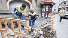 Personal de Aqualia repara una aver�a frente a la plaza de abastos