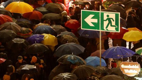 Aglomeración en la inauguración de un mercado navideño en Frankfurt.