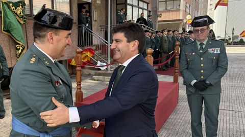 El coronel Pedreira recibe la felicitaci�n del delegado del Gobierno en presencia del general jefe de la Guardia Civil de Galicia, Miguel �ngel Gonz�lez Arias.