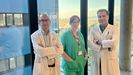El jefe del servicio de ciruga cardaca del Hospital lvaro Cunqueiro de Vigo, Juan Jos Legarra, con los dos cirujanos que operaron, Roco Casais y Francisco Estvez