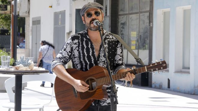 Al cantante Gonzalo Arca le gusta el contacto directo con el p�blico que le permiten los conciertos en la calle