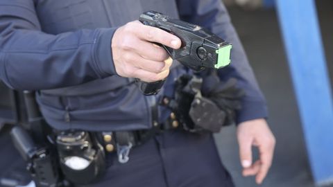 Pistola eléctrica de la policía local