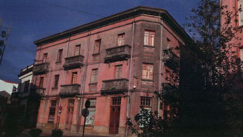 Edificio en el que se encontrtaba la pensi�n en la que Cunqueiro residi� durante su estancia en Ortigueira.