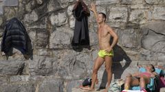 Uno de los habituales que toma el sol en el llamado �Tostaderu� de la playa de San Lorenzo de Gij�n