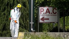 Trabajos de desinfecci�n en el exterior del hospital, en una imagen de archivo