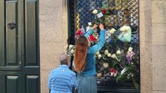 Unas mujeres colocan flores en el ultramarinos que la familia Cepeda regenta en la plaza de Cervantes