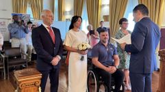 Un momento de la ceremonia, con la novia vestida con traje blanco y Dacal con atuendo deportivo.