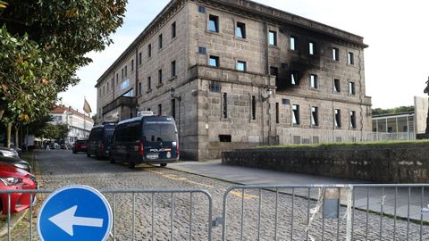 El edificio, con el rastro del fuego en su fachada, y las unidades m&oacute;viles de documentaci&oacute;n, ayer. 