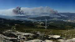 Vista del incendio de Dodro y Rianxo desde el monte Xiabre, en Vilagarc�a