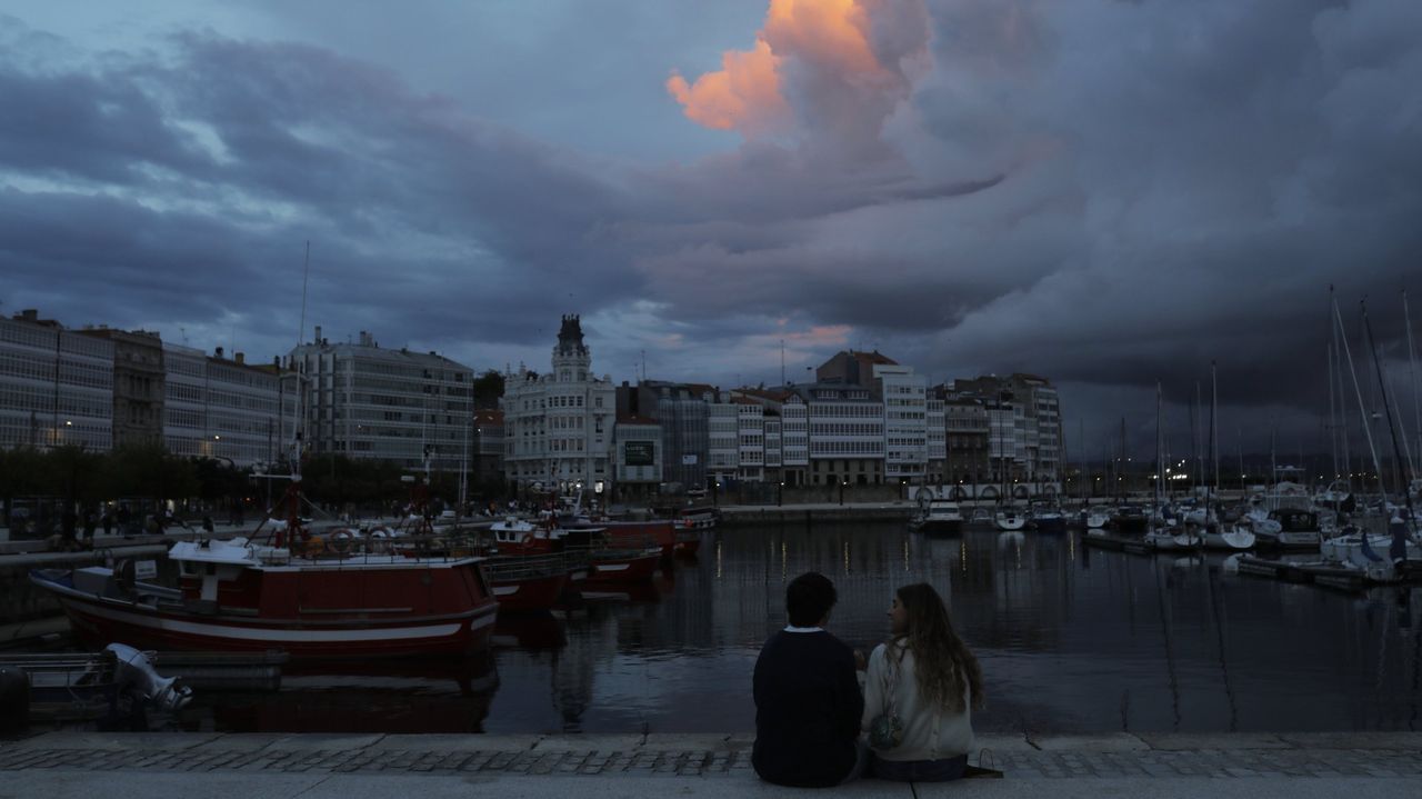 A Coruña fue Vigo por unas horas: la borrasca Caetano ofreció una clase magistral sobre el clima de Galicia