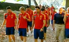 <span lang= es-es >Paseo matinal por Castrelos</span>. Los internacionales espa�oles, con Vicente del Bosque a la cabeza, estuvieron paseando ayer por el parque de Castrelos. La plantilla se mostr� muy cercana con la afici�n que se los encontraba en el camino, accediendo a hacerse fotos y firmando aut�grafos. Fue un buen final tras un mal comienzo.