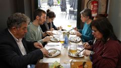 Lores, acompaado de miembros del gobierno local, probando una de las tapas a concurso