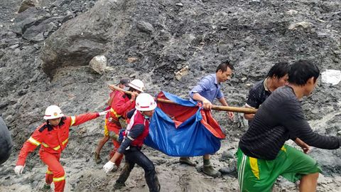 Servicios de rescate en una mina al norte de Birmania