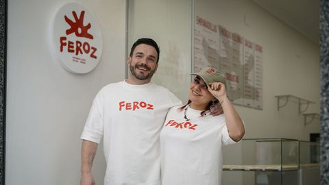 Javier Acinas y Cindy Deisy en su nuevo local de empanadillas