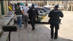 Momento en el que el detenido es trasladado desde el juzgado de Ribadavia a la prisión