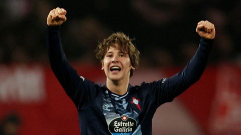 Fer L�pez celebra su gol contra el Estrella Roja.