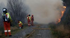 Operarios intentando apagar el fuego en Vegadeo, ayer en su tercer d�a. 