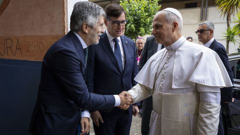 El Papa Le�n XIV saluda al ministro del Interior, Fernando Grande-Marlaska, durante la visita al centro penitenciario Brians 1.