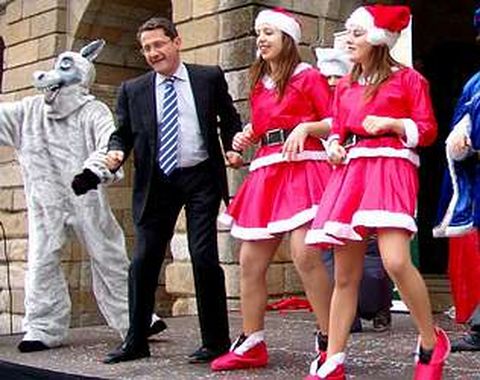 El alcalde santiagu�s no dud� en animar a los ni�os en O Obradoiro.