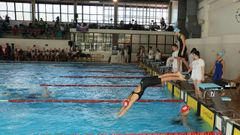 Un momento de la competici�n este domingo en la piscina cervense.