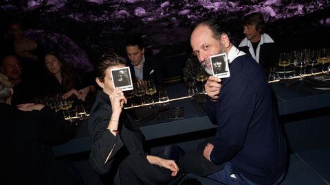 Cada invitado tena sobre el men de la cena una de las icnicas fotografas de Peter Lindbergh en formato polaroid con su nombre. En la imagen, la estilista Ludivine Poiblanc y el cineasta Luca Guadagnino