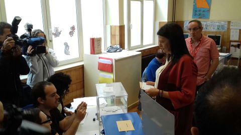 Susana L�pez Ares vota en el ovetense colegio Pablo Miaja