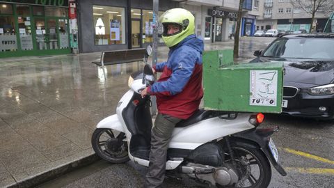Iv�n Salgado, repartidor de Pizza Tutto, este lunes en la moto.