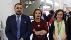 Elvira Campo Labrador, a la derecha, en una imagen del 2018 con los entonces gerente de CHUO, Julio Comesa�a, y jefa territorial de Sanidade, Mar�a Villar