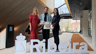 Fran Sieira arropado por la concejala Ana Barreiro y la alcaldesa, Mar�a Sampedro