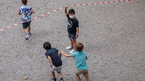 Varios alumnos dirigindose a la zona acotada para el recreo, en un centro de Valencia, esta maana