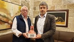 Leandro S�nchez (izda.), con el alcalde de Celanova, Antonio Puga, y la pieza de la Virgen del Cristal.