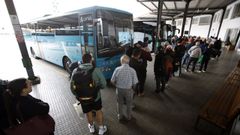Un autob�s interurbano que sale de la estaci�n de buses de Lugo