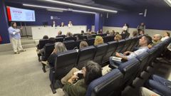 Tania Herbojo, t�cnica de selecci�n de persona de Vegalsa-Eroski, explica la oferta laboral a medio centenar de candidatos para completar la plantilla de la superficie que abrir�n en el pol�gono de O Vao