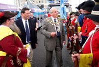 En Poole,  hace cinco a�os, el alcalde local y el de Fisterra pasaron revista a piratas como Paye. 