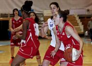 Tamara Montero, con el bal�n, anot� 13 puntos. 